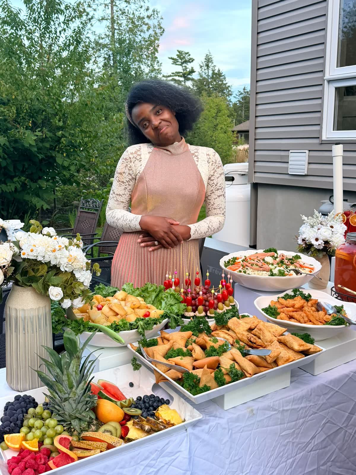 Une cliente devant le buffet
